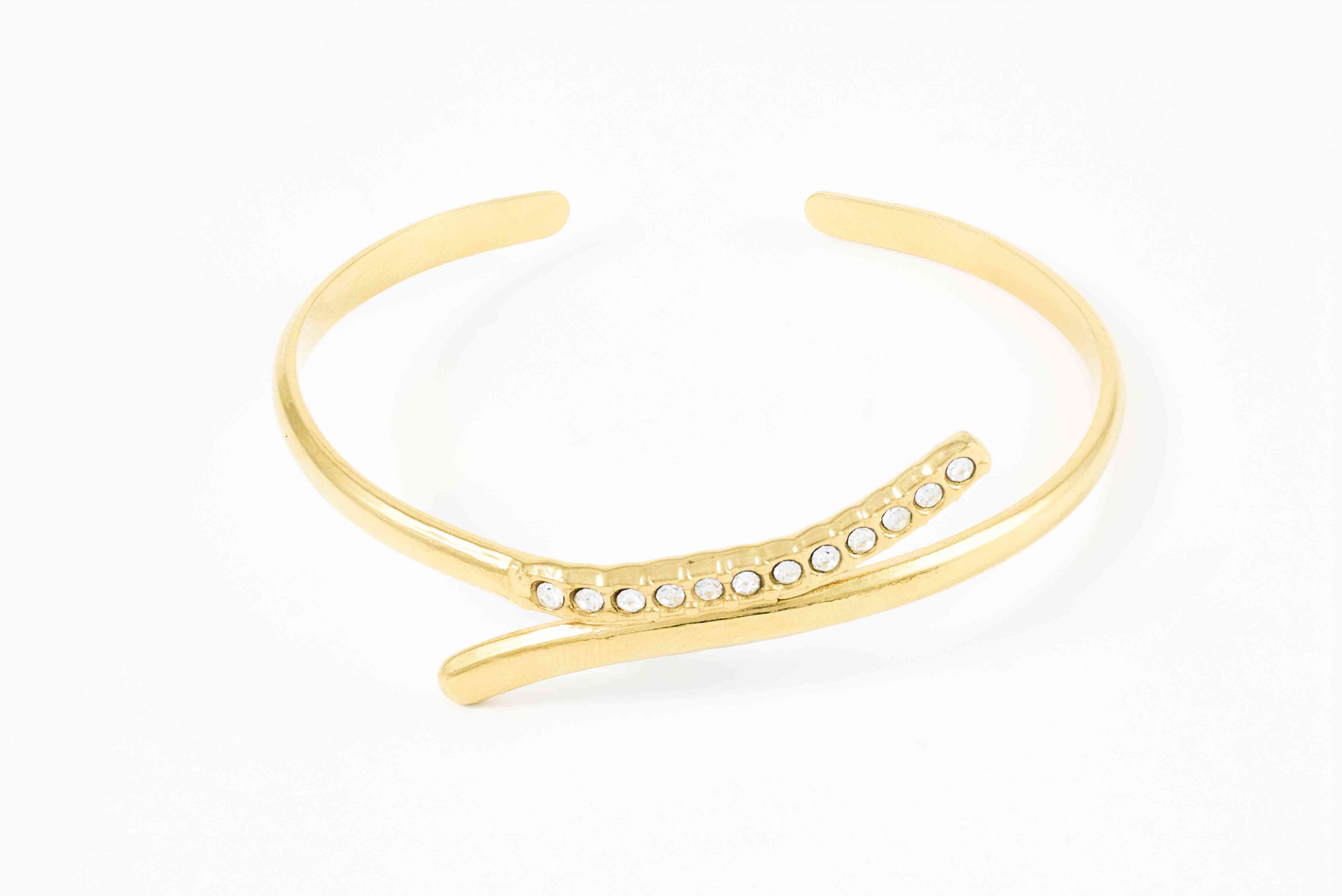 Gouden bangle met sprankelende steentjes en elegante ronding