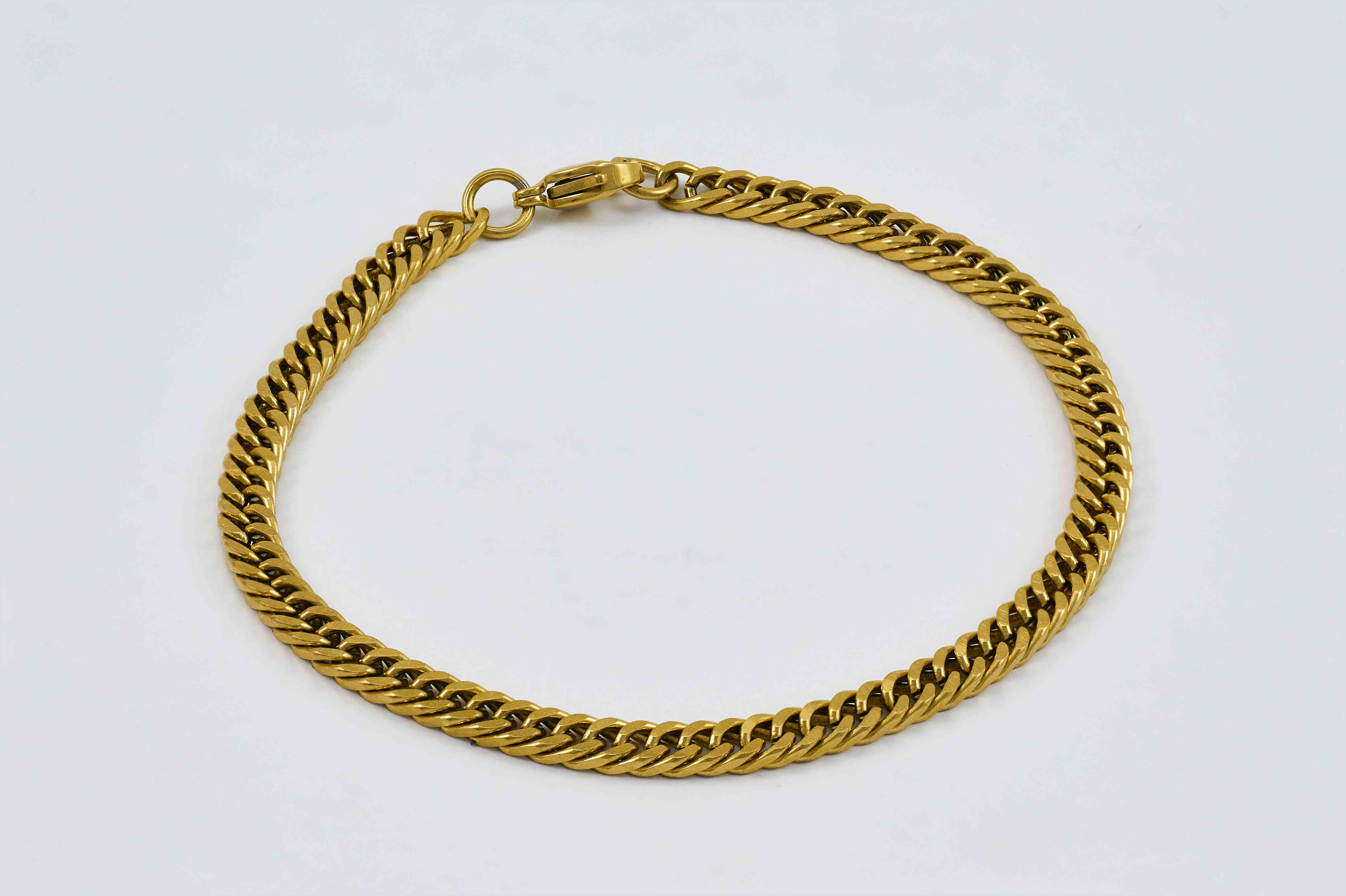 Gouden grove schakelarmband met stevige afwerking