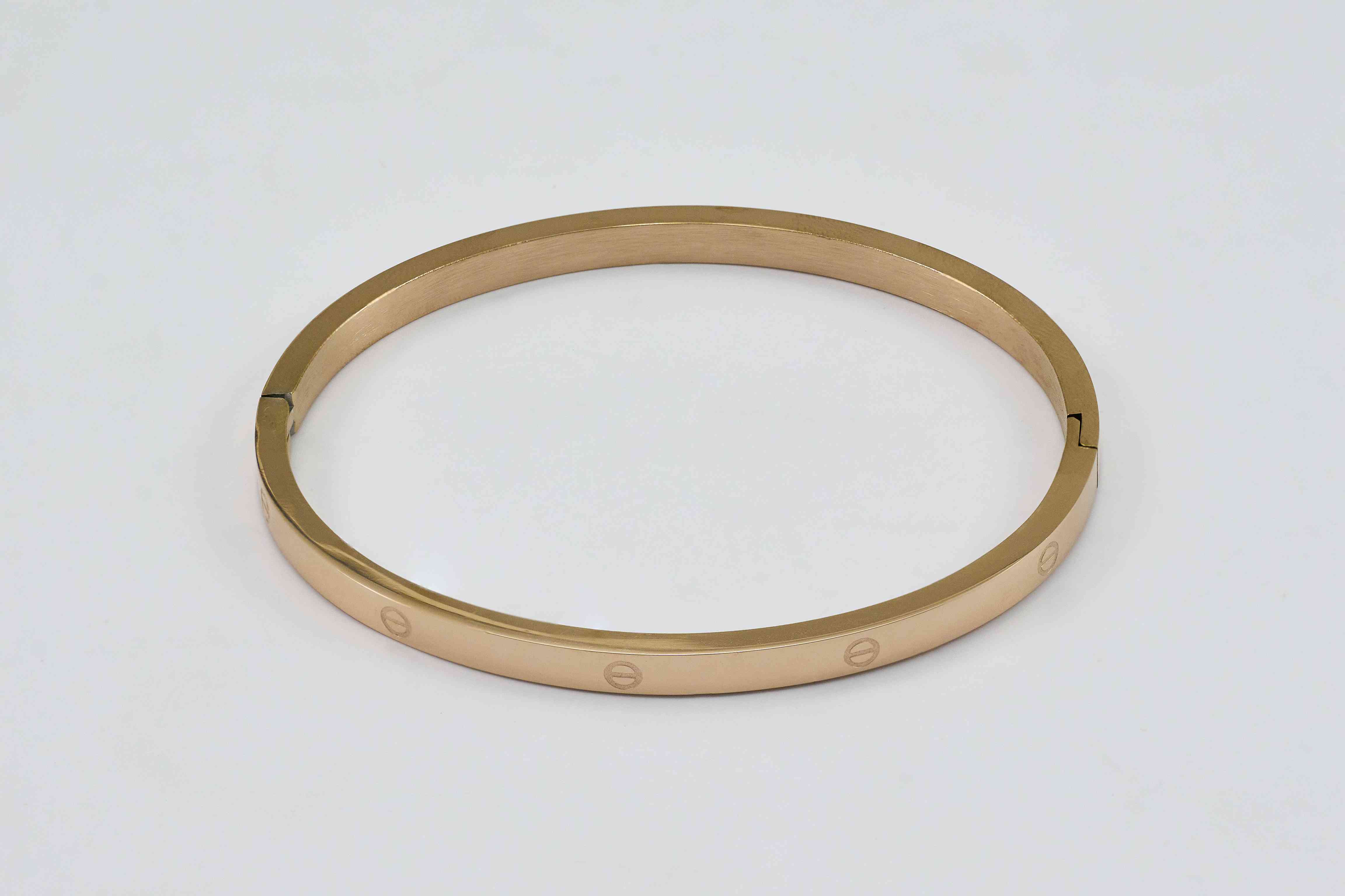 Gouden minimalistische bangle met een gladde afwerking