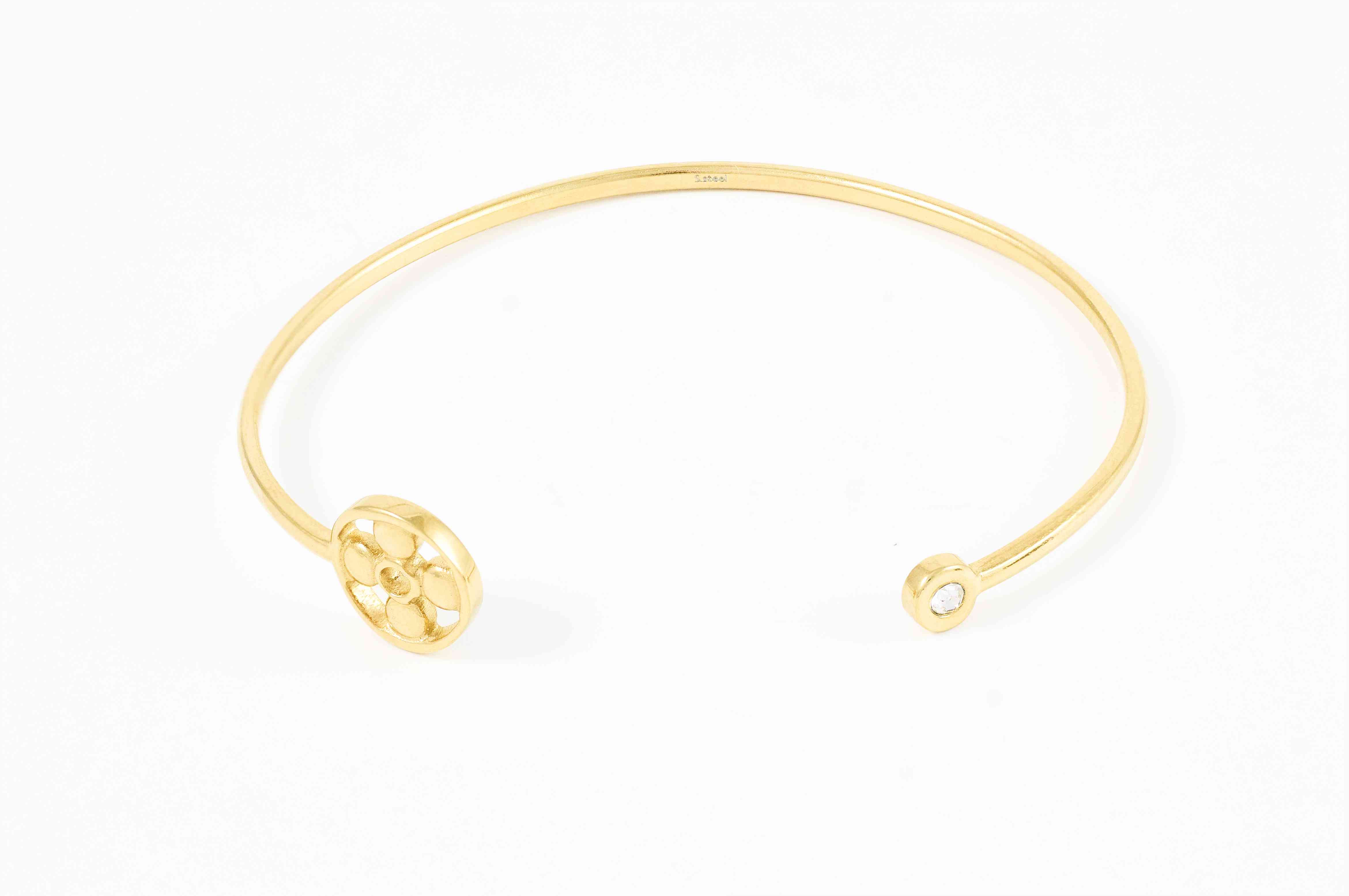 Gouden open armband met minimalistisch design en boluiteinden