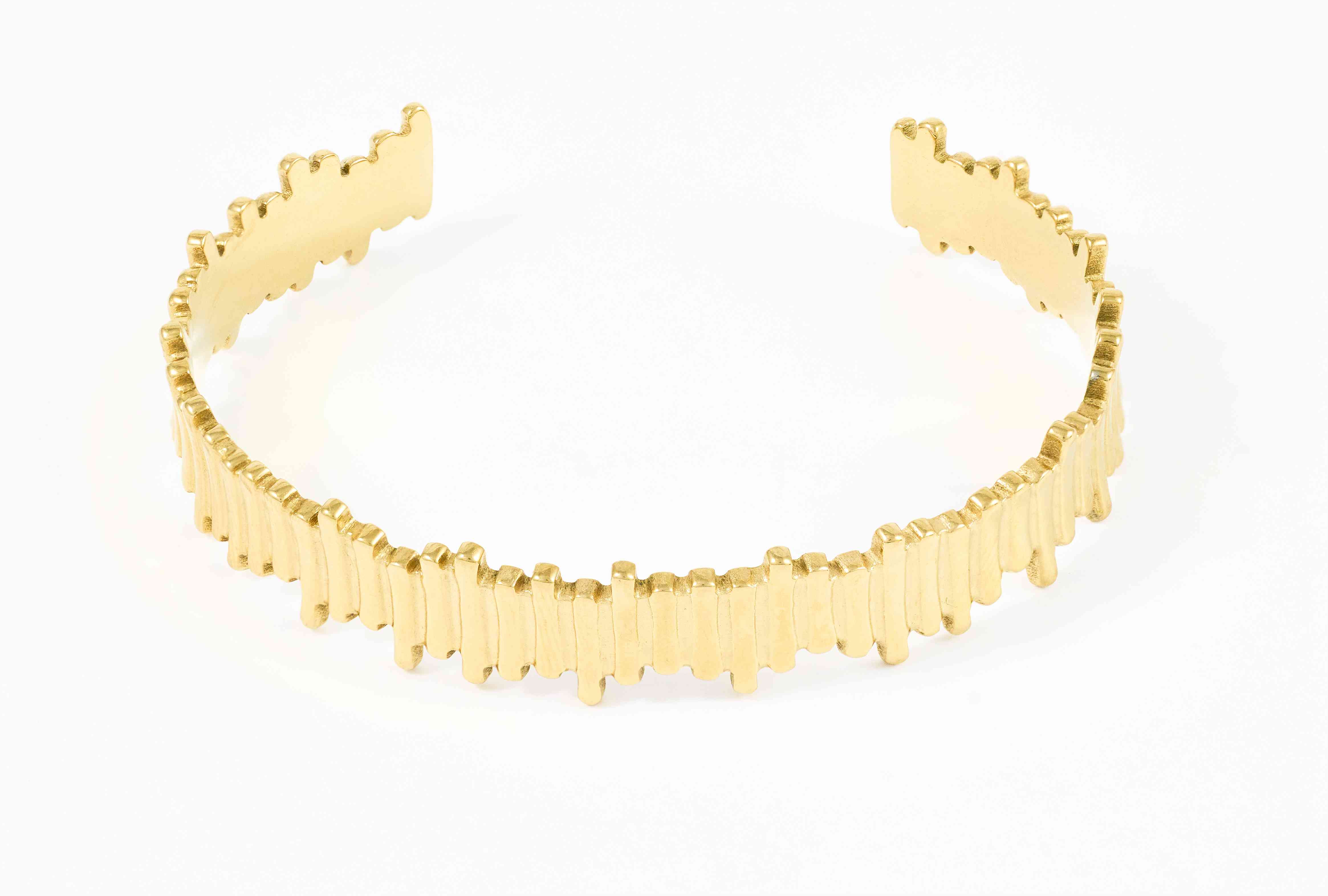 Gouden open cuff met zigzag design en moderne uitstraling