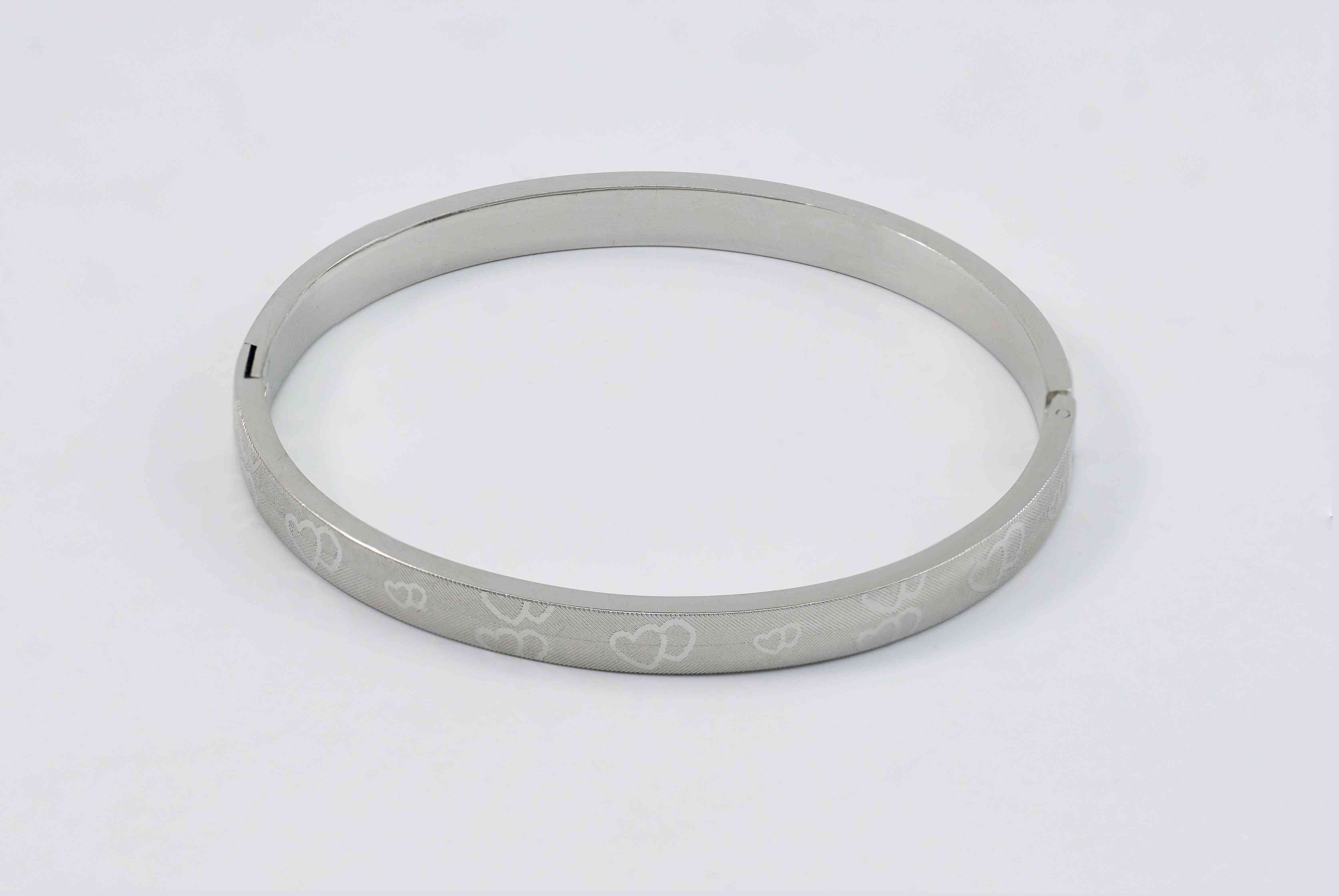 Minimalistische zilveren bangle met rechte sluiting