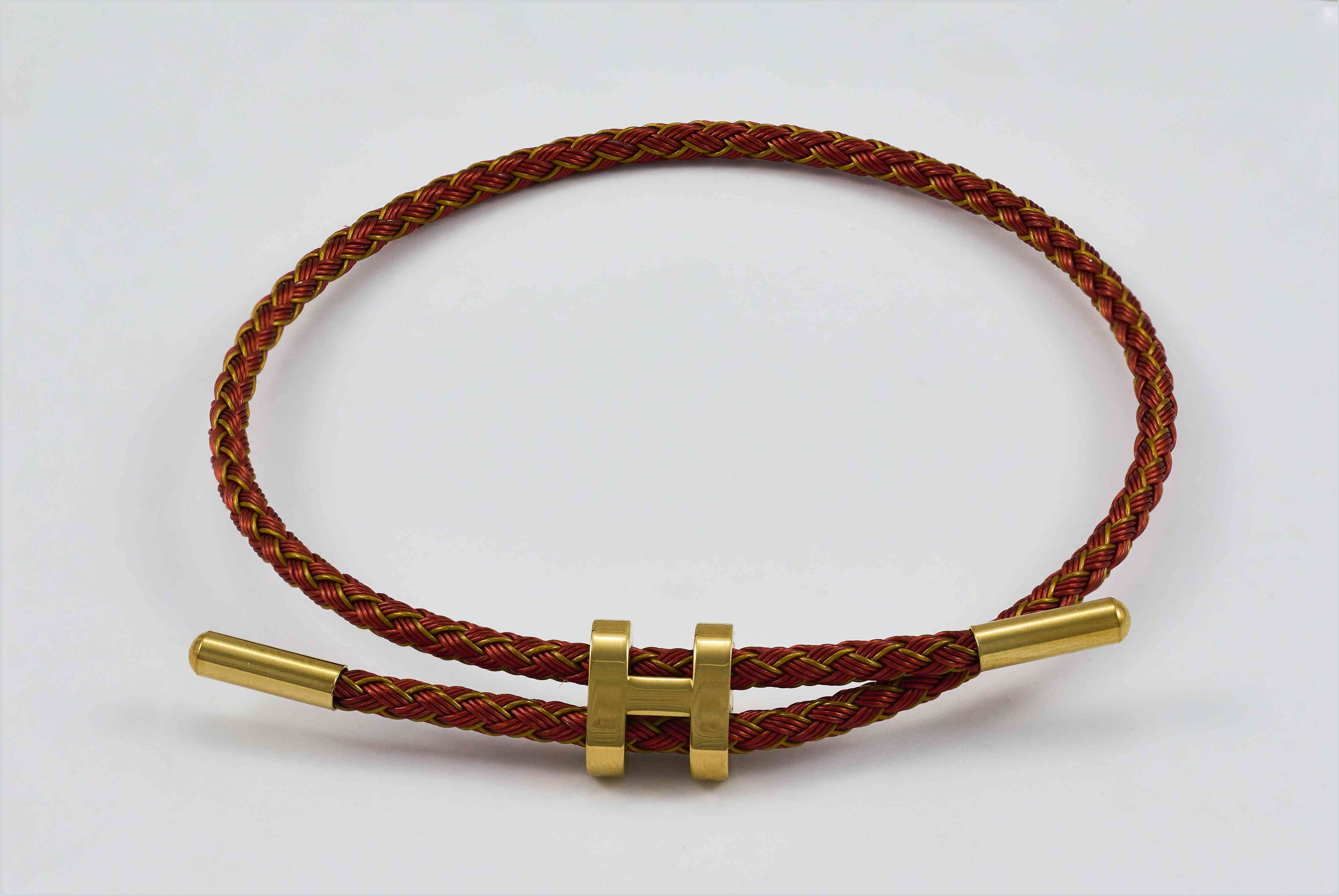 Rode koordarmband met gouden H-bar sluiting
