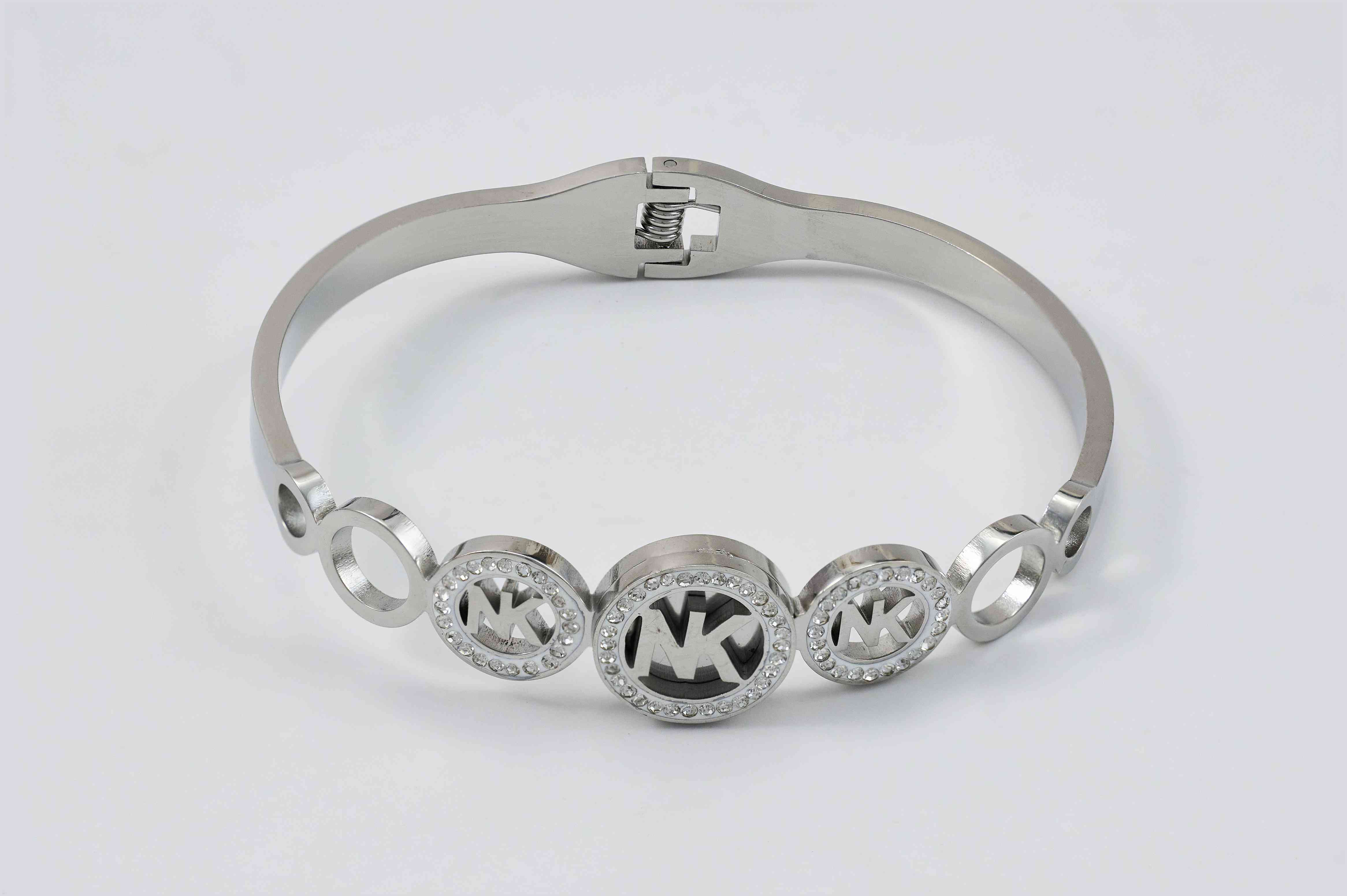 Strakke zilveren armband met subtiele gravure