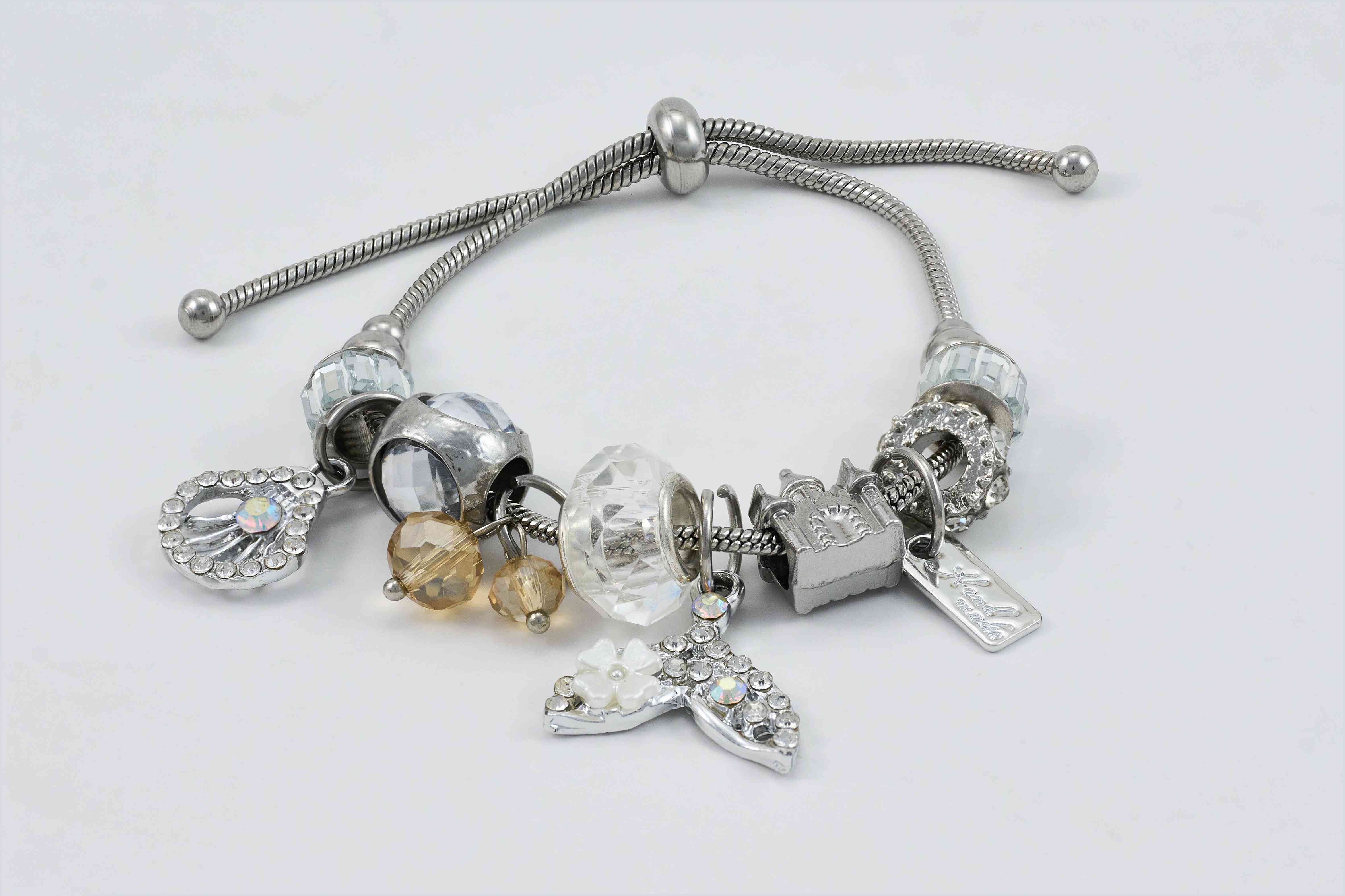 Zilveren armband met bedels en kristallen accenten