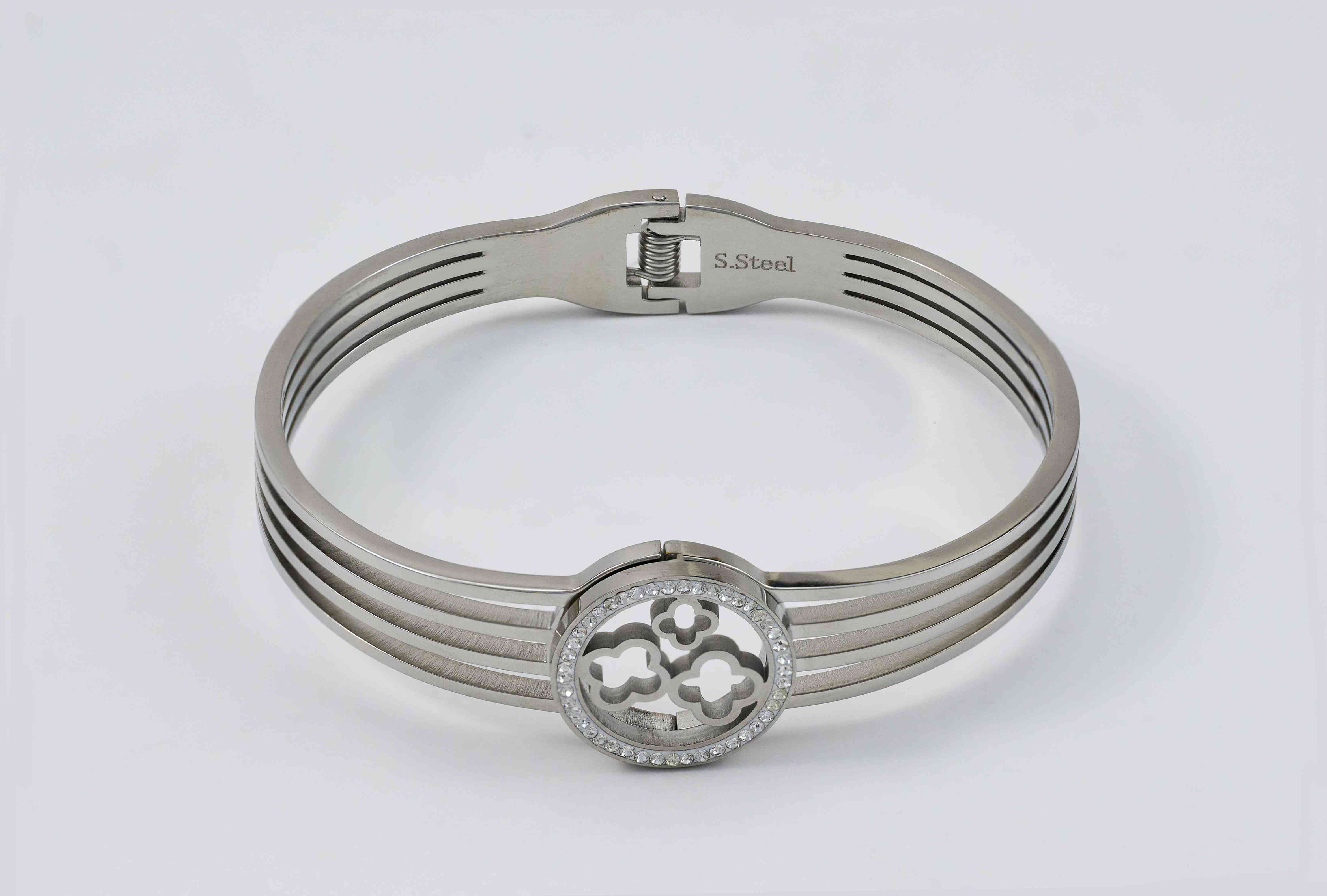 Zilveren armband met ronde symbolen en uitsnijdingen