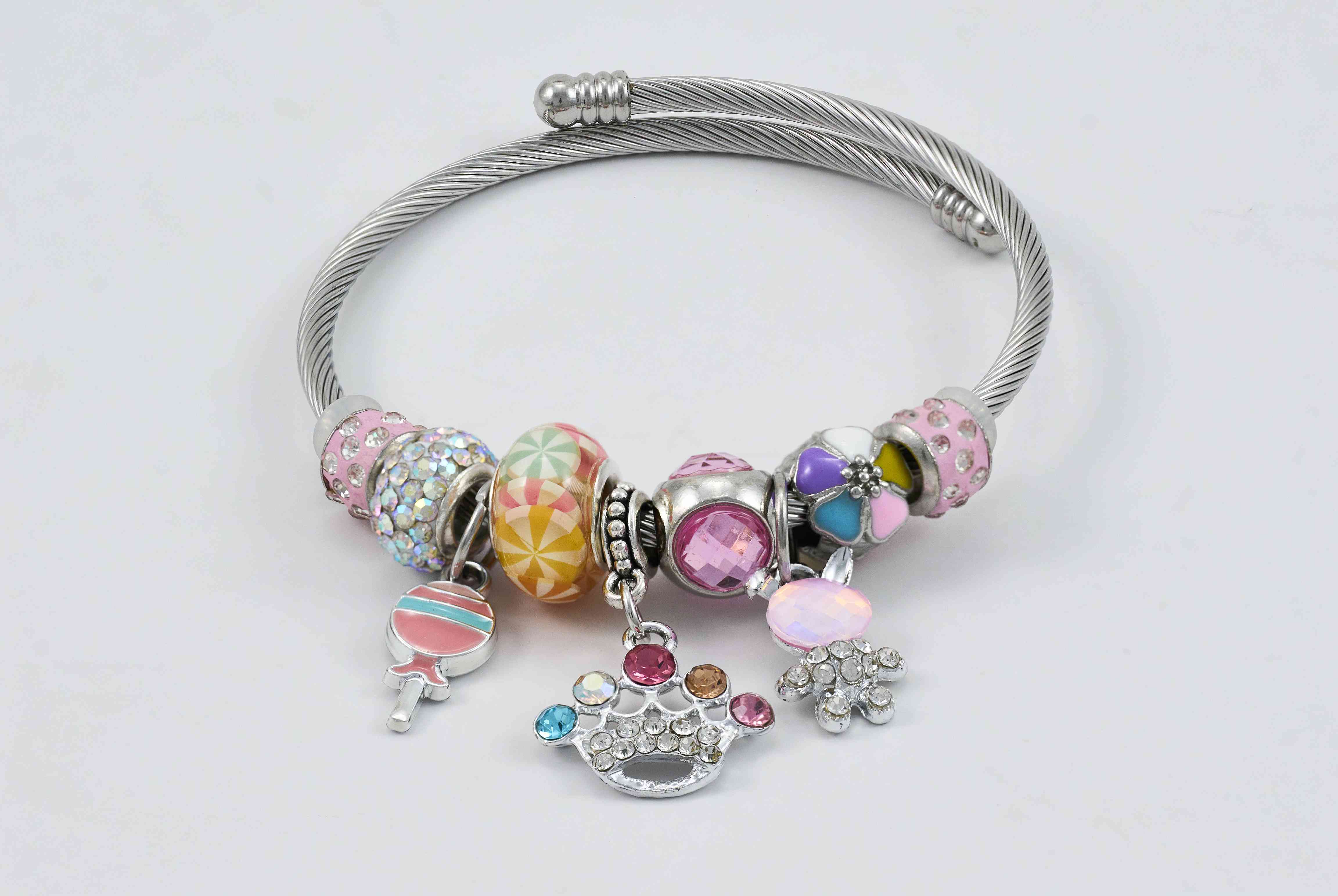 Zilveren bedelarmband met kleurrijke kralen en details