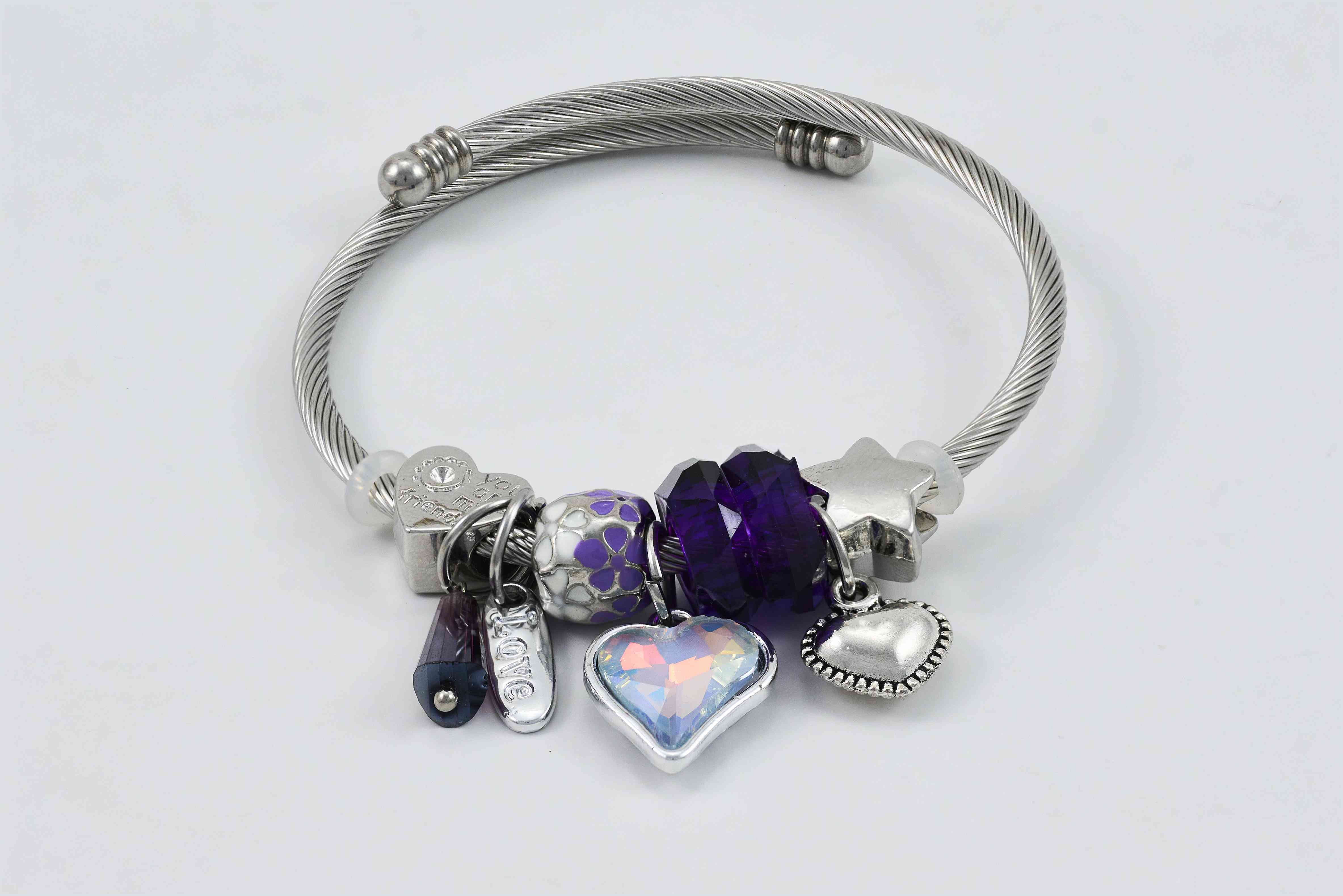 Zilveren bedelarmband met zwarte bedels en een hartje