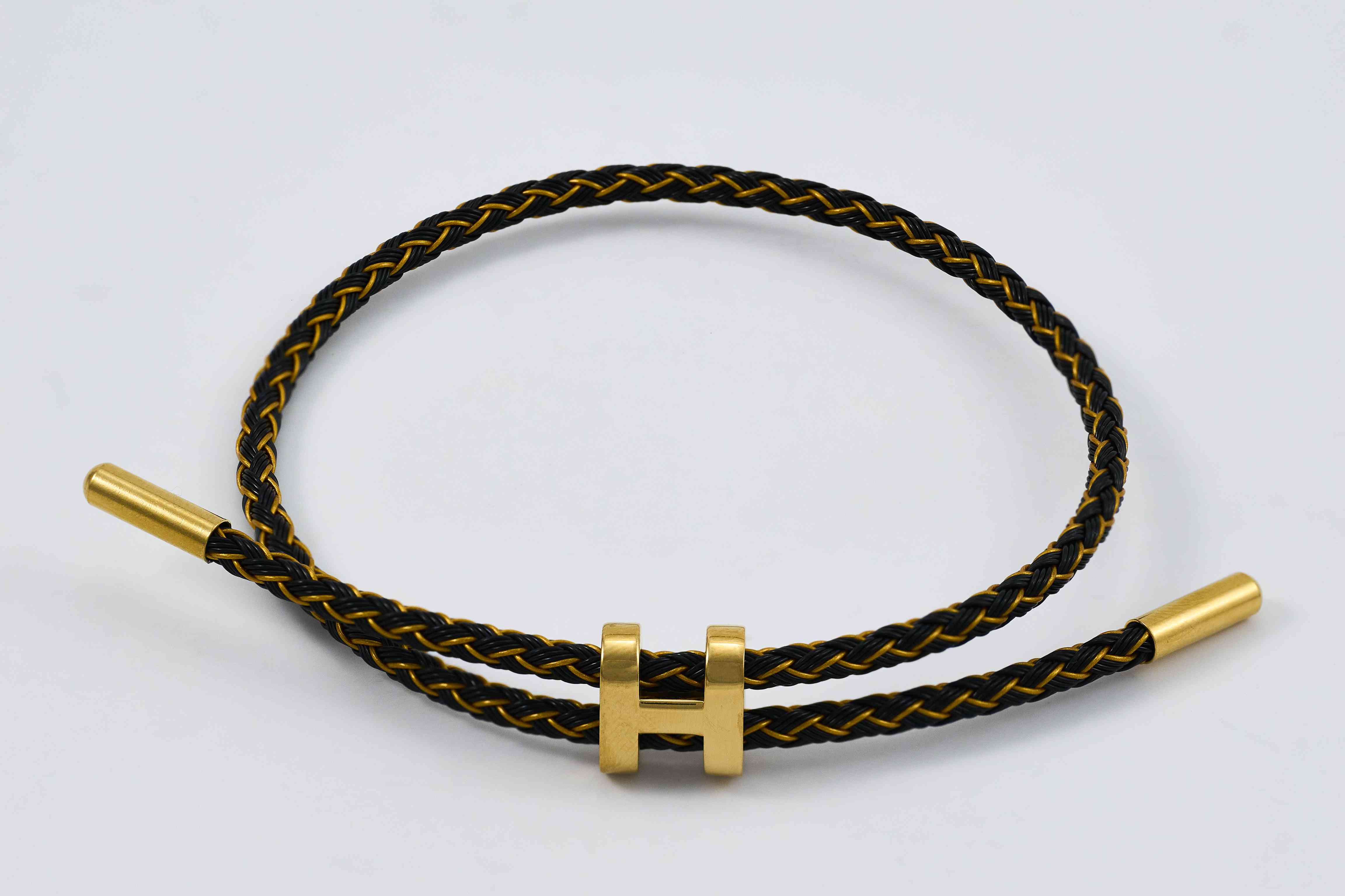 Zwarte armband met gouden bedels en luxe details